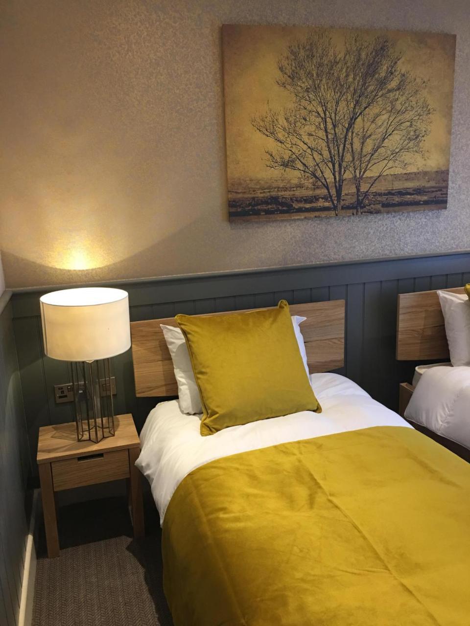 איוור The Tower Arms Hotel מראה חיצוני תמונה