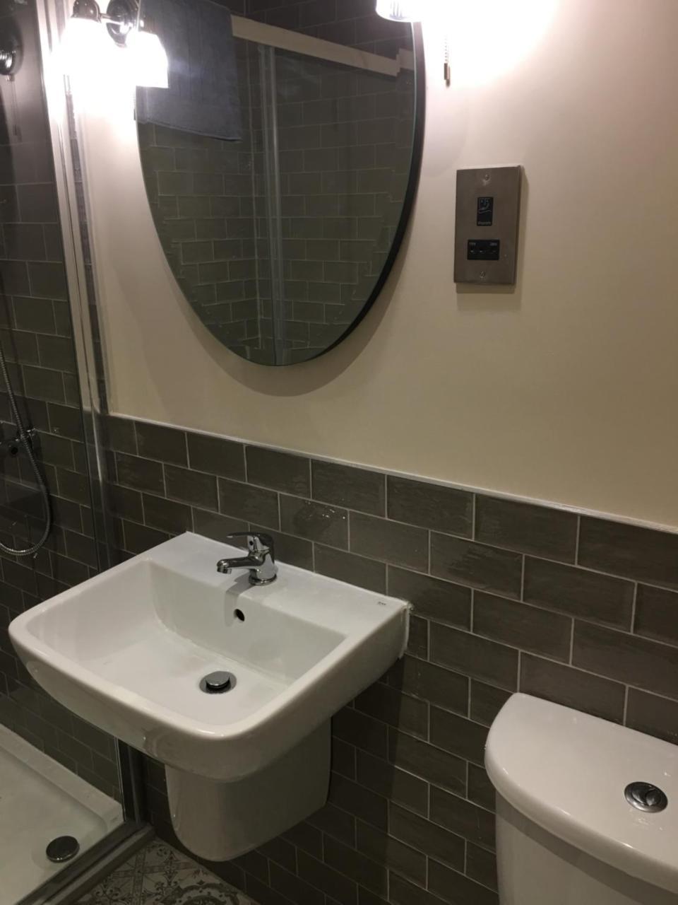 איוור The Tower Arms Hotel מראה חיצוני תמונה