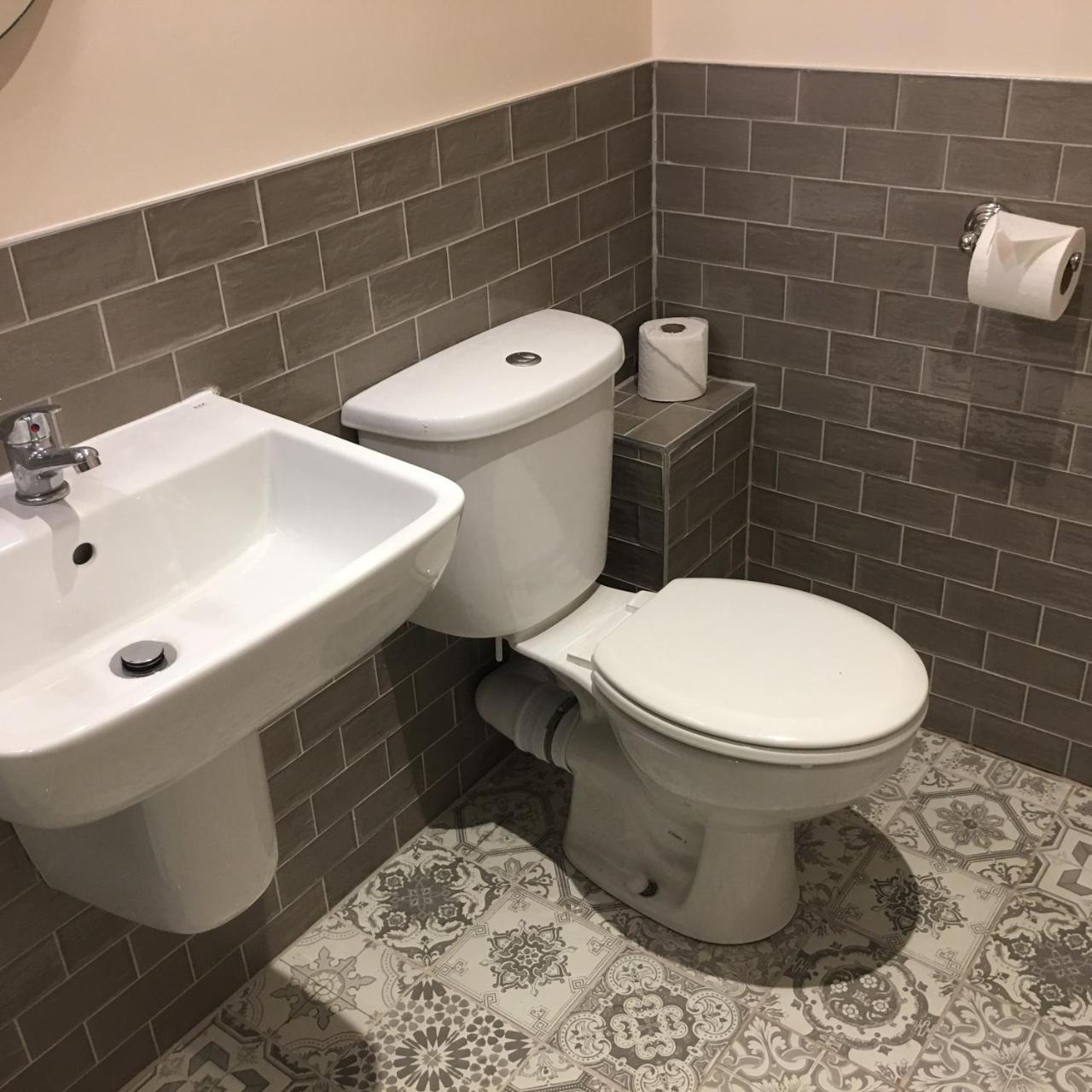 איוור The Tower Arms Hotel מראה חיצוני תמונה