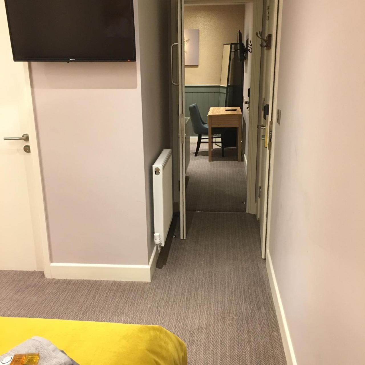 איוור The Tower Arms Hotel מראה חיצוני תמונה