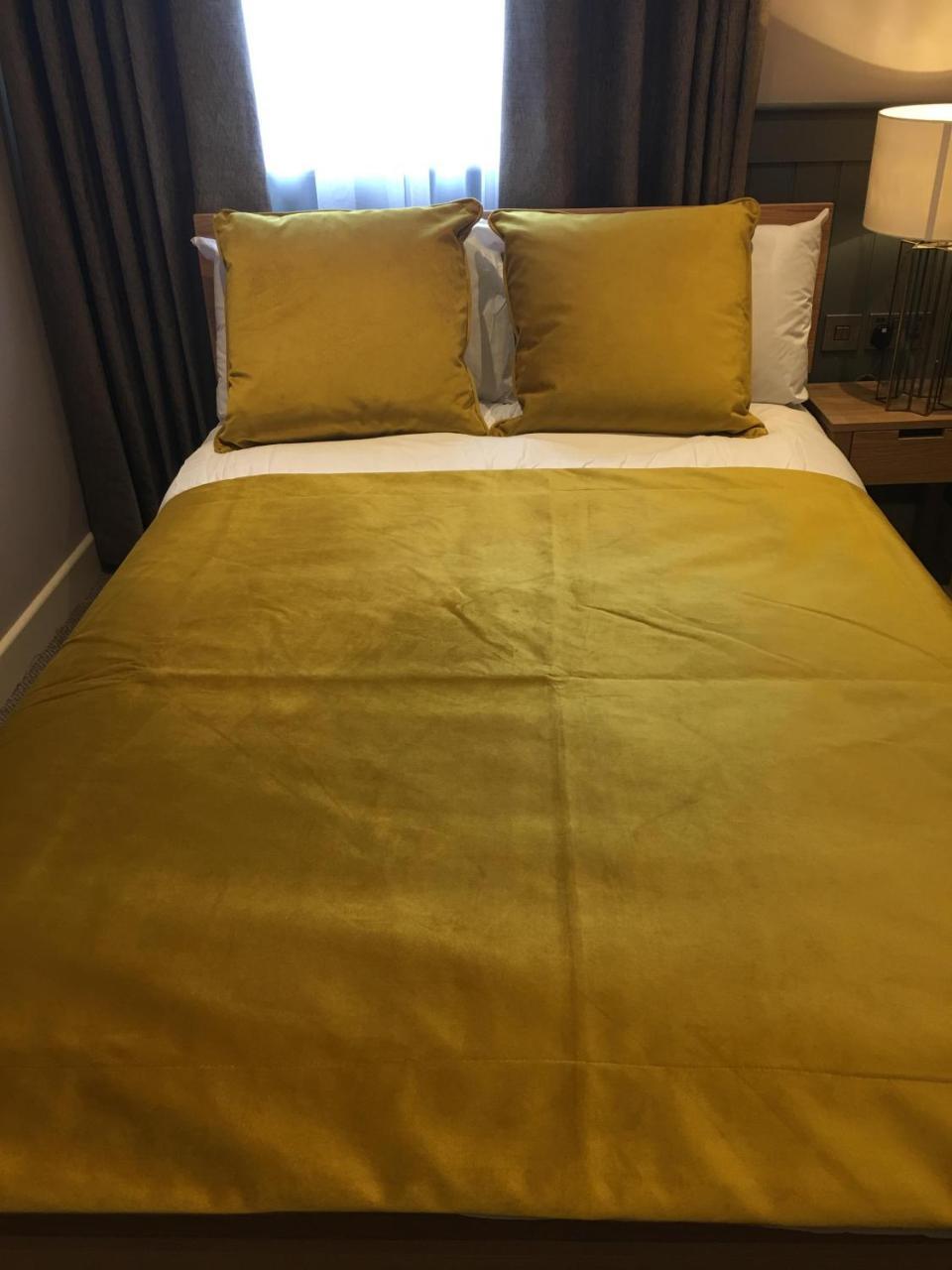 איוור The Tower Arms Hotel מראה חיצוני תמונה