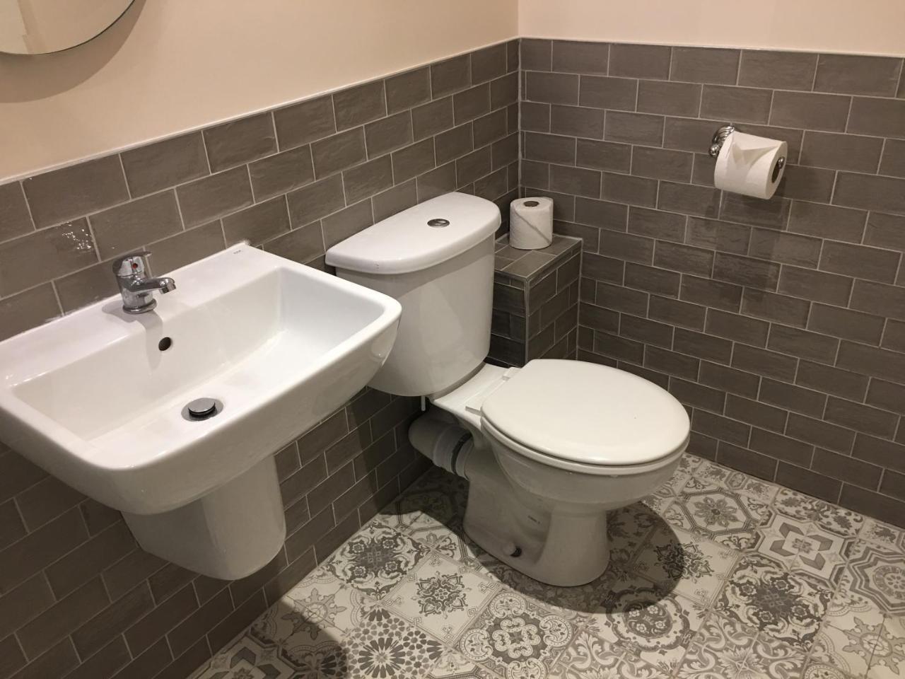 איוור The Tower Arms Hotel מראה חיצוני תמונה