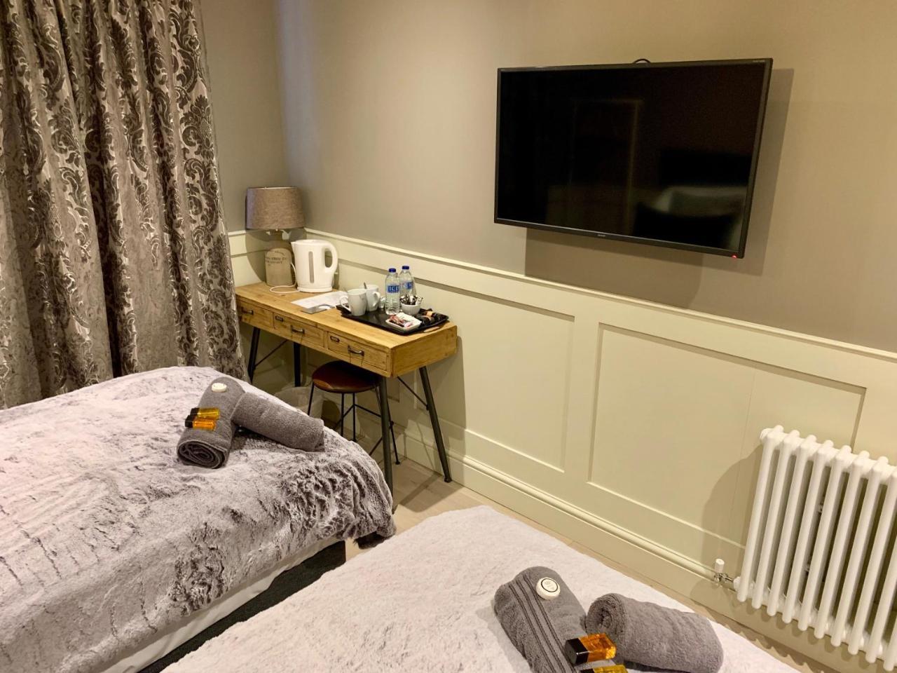 איוור The Tower Arms Hotel מראה חיצוני תמונה