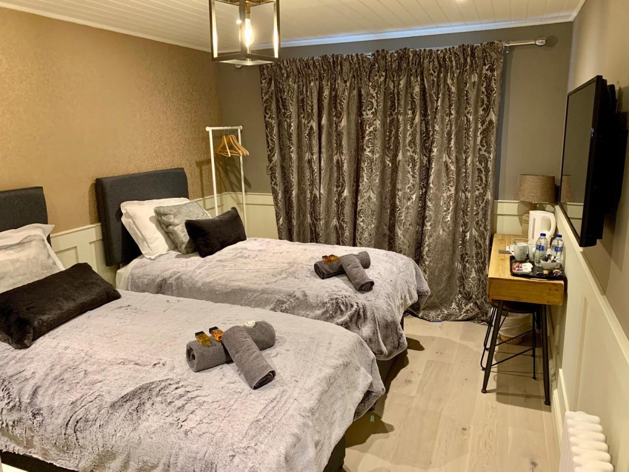 איוור The Tower Arms Hotel מראה חיצוני תמונה